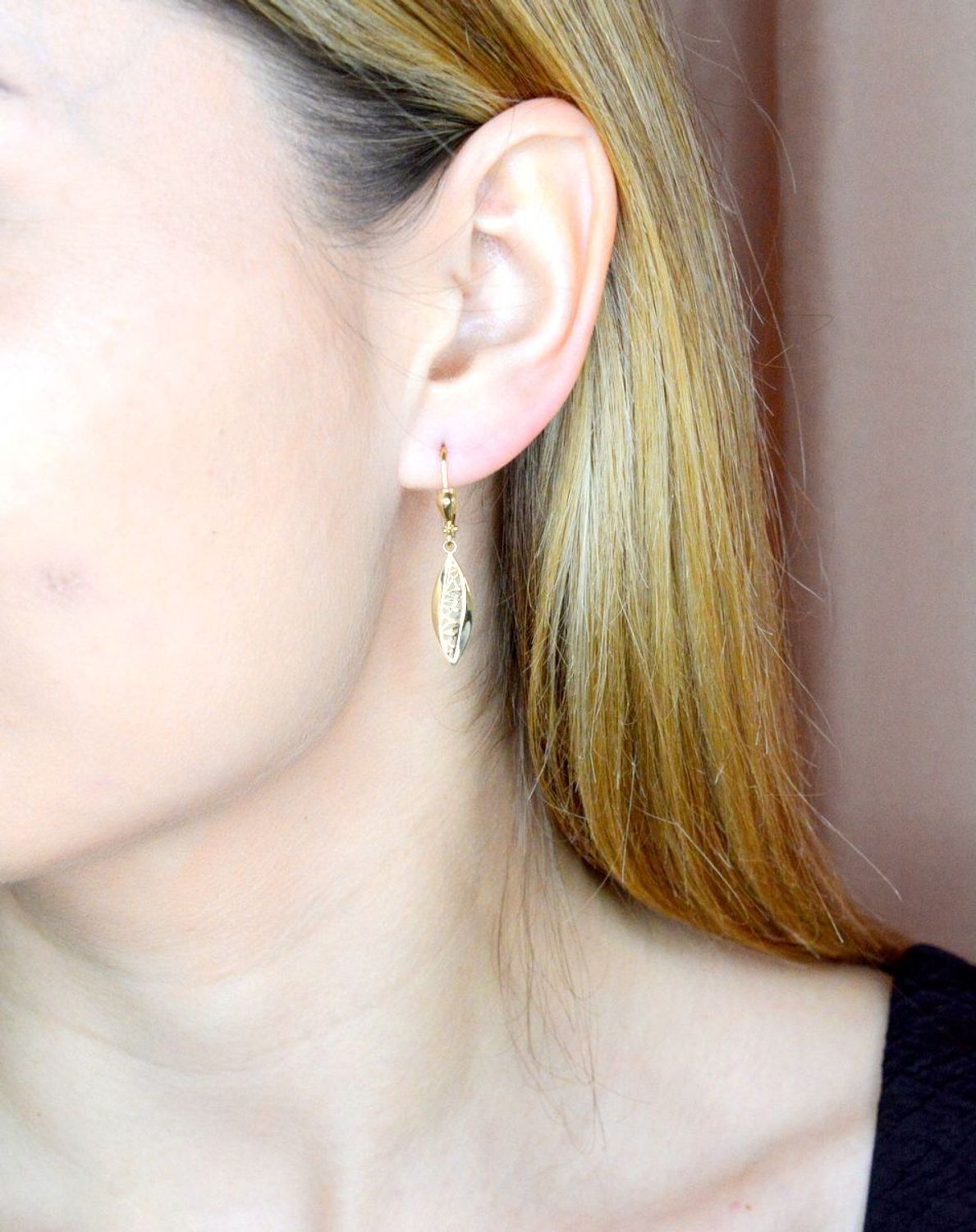 Złote kolczyki 585 wiszące ażurowe listki KL 11135C 585. Złote kolczyki wykonane z najwyższej jakości żółtego złota, próba 585, waga około 1,86 gram. Kolczyki w minimalistycznym stylu, wpisujące się w obecne trendy modowe..jpg